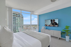 Breathtaking Lakeview Condo Free Parking